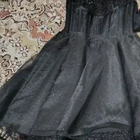 یک عدد لباس مجلسی به فروش می رسد با شنل مخمل مشکی