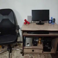 کامپیوتر بهمراه میز و صندلی