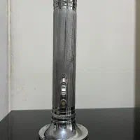 یک عدد چراغ قوه قدیمی