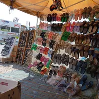کارگر جهت تکان دادن تابلو قبل از بساط