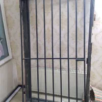 درب منزل به همراه چهارچوب و نرده محافظ فروشی