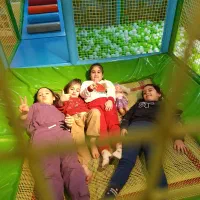 مربی کودک در خانه بازی