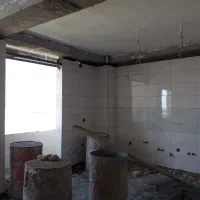 کارگر جلو دست کاشی کار