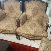 مبل استیل کار‌‌کرده تمیز با میز جلو