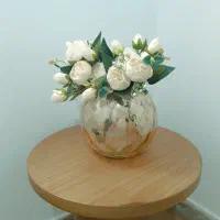 گلدان و گل مصنوعی