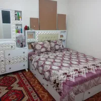 تخت خواب دو نفره و میز ارایش