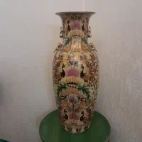 گلدان کنار سالنی