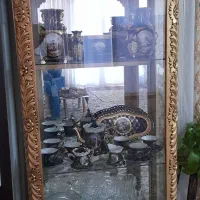 ویترین با تمام وسایل داخلش