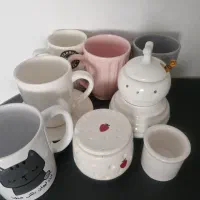 تعدادی ماگ و عسل خوری