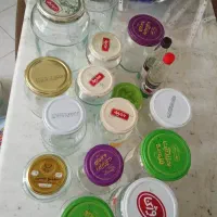 تعدادی شیشه یکجا