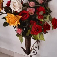 گلدان و گل مصنوعی