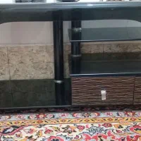 میز تلویزیون و فرش کناره