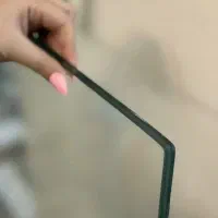 تعدادی شیشه روی میز