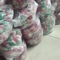 کارگر در مغازه عمده فروشی مواد غذایی