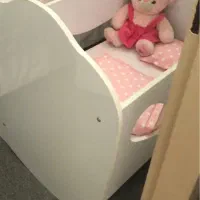 تخت کنار مادر