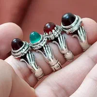 انگشتر نقره کهنه دست دلبر