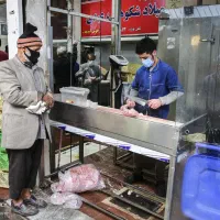 کارگر بی خسی و مرغ پاک کن