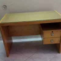 میز چوبی محکم