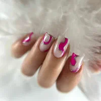 آموزش کاشت ناخن و ارائه خدمات به سبک روسی