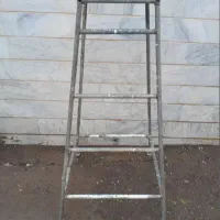 چهار پایه آهنی