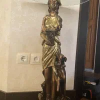 میز کنار سالنی