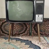 تلویزیون چوبی قدیمی مبله