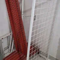 قفسه وسط فرشگاهی