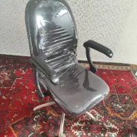 صندلی اداری و کامپیوتر