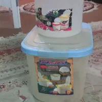 تعدادی ظرف وظروف پلاستیکی وسینی رویی