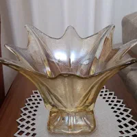 تعدادی ظروف قدیمی و جدید و زنگاری