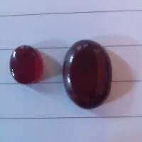 دوتا نگین عقیق همراه با یک سنگ