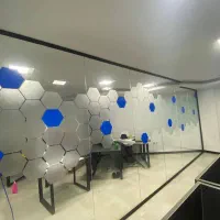 خدمات شیشه ماتکن استیکر و تابلوسازی تضمینی