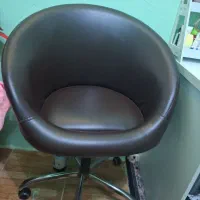 یک عدد صندلی گردان