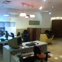 مغازه تجاری کنار خیابان