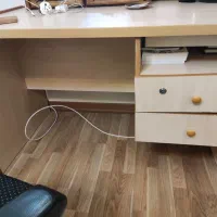 میز تحریر و کامپیوتر