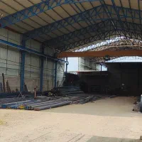 کارگر انبار آهن فروشی