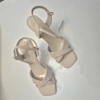 کفش پاشنه بلند کرم