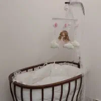 گهواره چوبی تخت کنار مادر