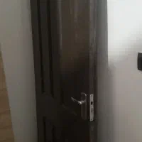 فروش میز تلوزیون سالم و دو عدد درب چوبی نراد