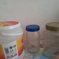 تعداد زیادی سطل ماست و ظرف سس و شیشه کشک