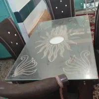 سلام یک میز غذاخوری در حد آک استفاده نشده