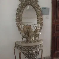 اینه باساعت وشمعدان ومیز کلی سالم و تمیز جنس برنج