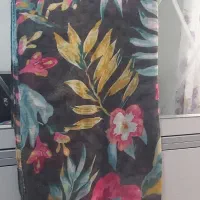 تعدادی شال و روسری و لباس