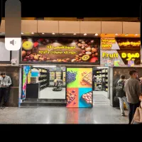 کارگر نیمه ماهر مسلط به آبمیوه گیری