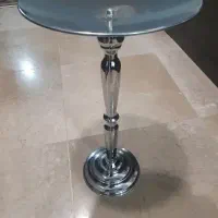 ظرف میوه خوری پایه دار کنار سالنی