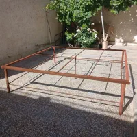 تخت آهنی