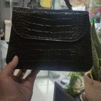 تعدادی دوزنده ماهر و مونتاژکار کیف دست دوز