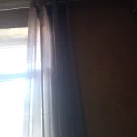 کنار پرده طوسی