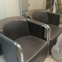 مبل اداری و لپتاپ و تعدادی مجسمه