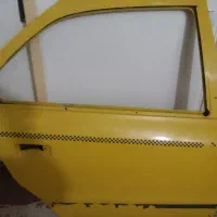 کاپوت تاکسی زرد و درب عقب سمت شاگرد